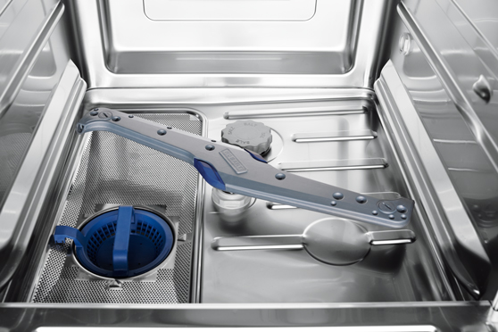 Widok wnętrza zmywarki podblatowej HOBART z samoczyszczącym systemem myjącym, widoczny niebieski kosz filtrujący i ramiona natryskowe