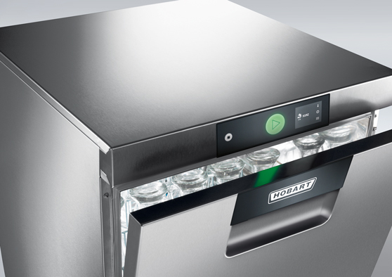 Zmywarka podblatowa HOBART ze stali nierdzewnej z częściowo otwartymi drzwiczkami i widocznymi szklankami w środku, wyposażona w cyfrowy panel sterowania i zielony przycisk start.