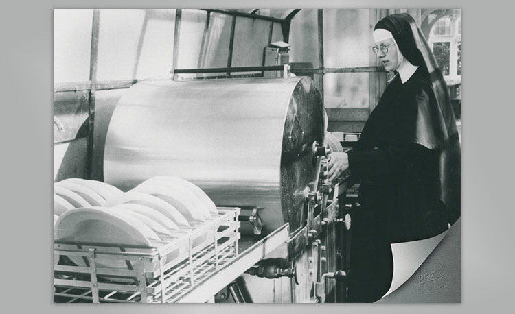 Historyczne zdjęcie profesjonalnej kuchni z dużą zmywarką Hobart i koszami na naczynia – wczesna technologia do efektywnego czyszczenia w kuchniach gastronomicznych.