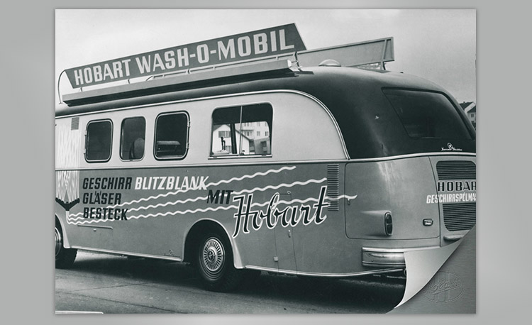 Historyczny Hobart Wash-O-Mobil – pojazd promocyjny dla zmywarek, czyszczenia szkła i sztućców, z dużym szyldem dachowym i wyrazistymi napisami.