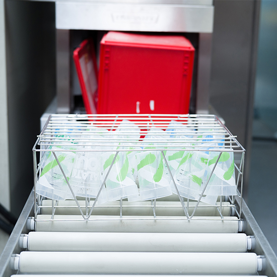 Kosz ze stali nierdzewnej z kubkami wielokrotnego użytku przed systemem HOBART FUX, wydajne rozwiązanie do mycia kubków na dużych imprezach przy niskich kosztach eksploatacji.