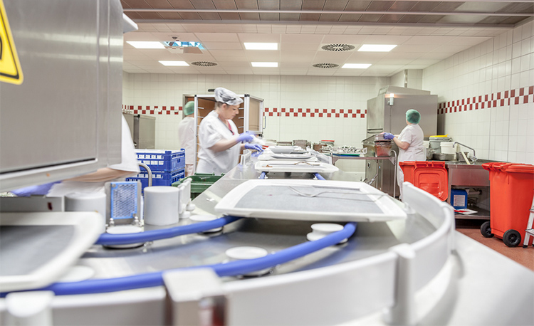 Nowoczesna zmywalnia z HOBART FLOW Line autoLINE, automatyczny system mycia z taśmociągiem i stanowiskami roboczymi do skutecznego czyszczenia tac, talerzy i szkła, solidna konstrukcja ze stali nierdzewnej zapewniająca higienę i wydajność.   ✅ Alles korrekt: