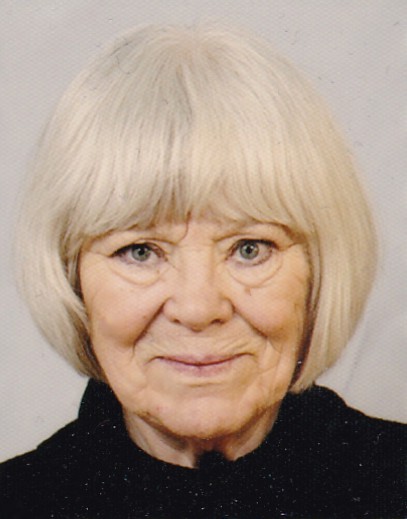 Portret artystki Moniki Johannisson na jasnym tle, w ciemnym stroju i z jasnymi blond włosami sięgającymi brody. Spokojna kompozycja nawiązuje do jej szczegółowego stylu malarskiego, opartego na akrylu, tuszu, węglu i technikach eksperymentalnych.